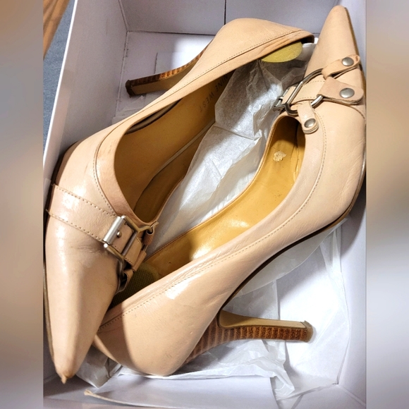 Nine West, size 8.5, off white stiletto shoes - Picture 1 of 5